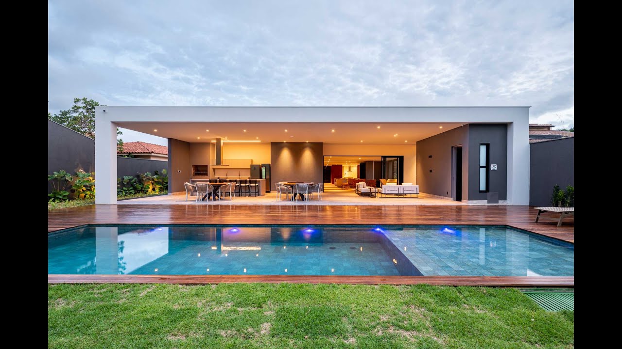 Casa térrea mobiliada com 4 suítes à venda no SHIS QI 15, Lago Sul. Brasília.