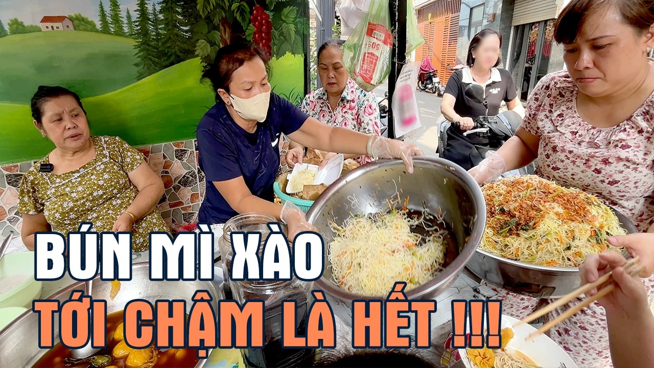 BÚN MÌ XÀO CHỈ BÁN 2 LẦN/THÁNG, KHÁCH XẾP HÀNG CHỜ MUA ĐÔNG NGHẸT