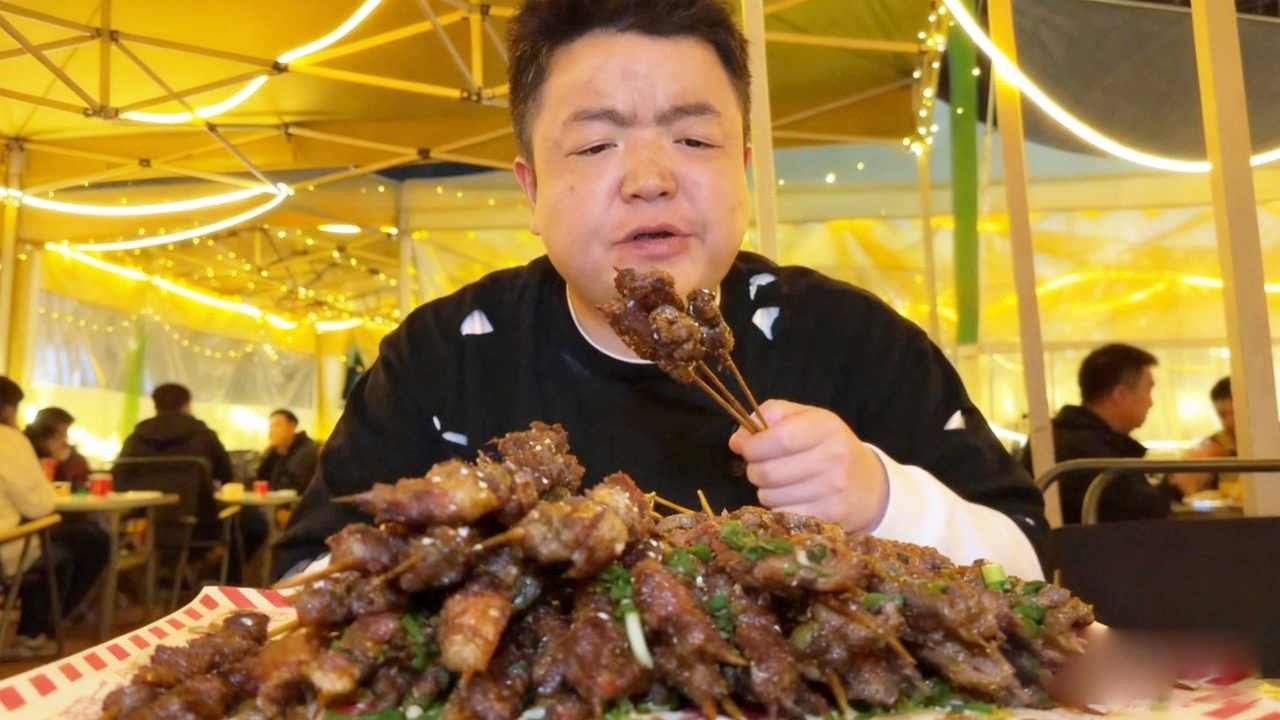 猪肉一元，牛肉两元重庆的烧烤，三个人吃掉500元【五小区彭于晏】