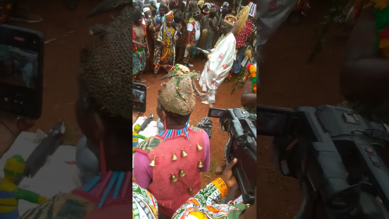 NDwet toho' ou fête culturelle foto.le roi de foto et le roi de bafou animent la danse Nteu .