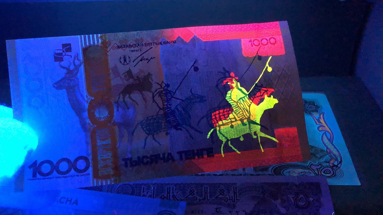Looking at 10 banknotes in ultraviolet light - part 6