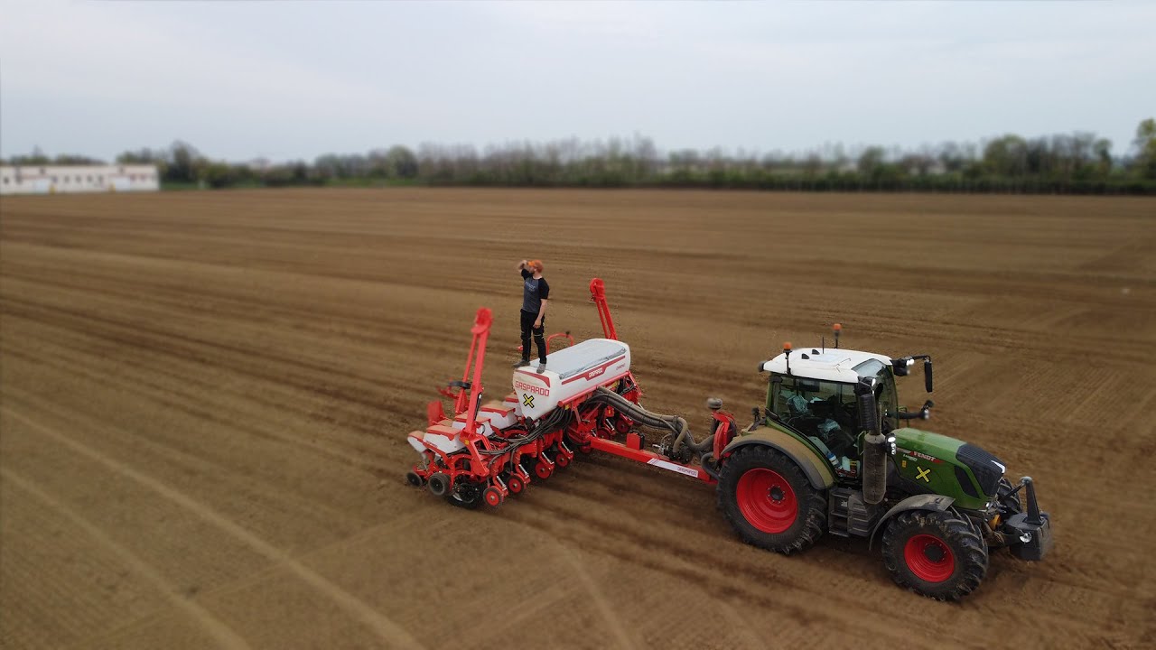 FENDT TRACTORS PLANTING CORN - gomiero farm