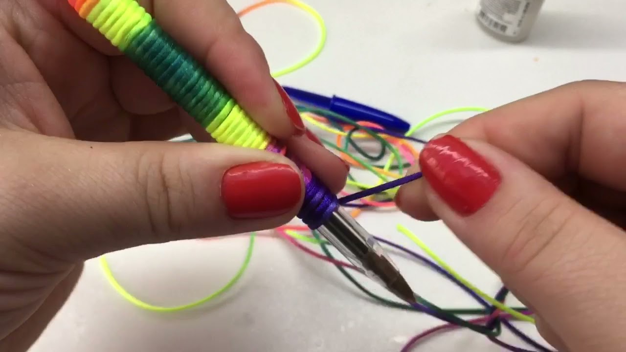 Caneta decorada personalizada com barbante cetim e biscuit