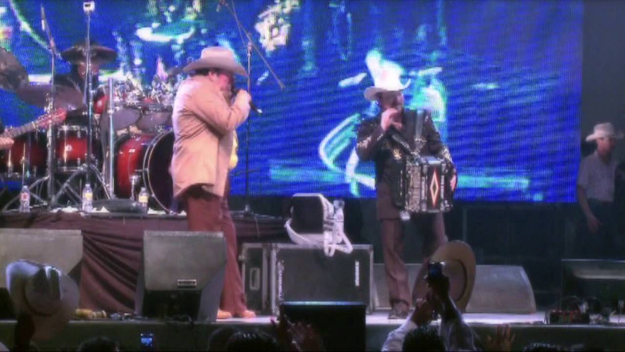 Los Invasores de Nuevo León Vol 1 - Que La Dejen Ir Al Baile Sola