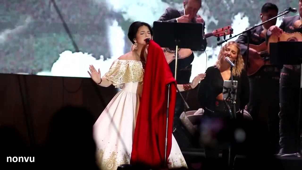 Ángela Aguilar canta Cielo Rojo a Flor Silvestre