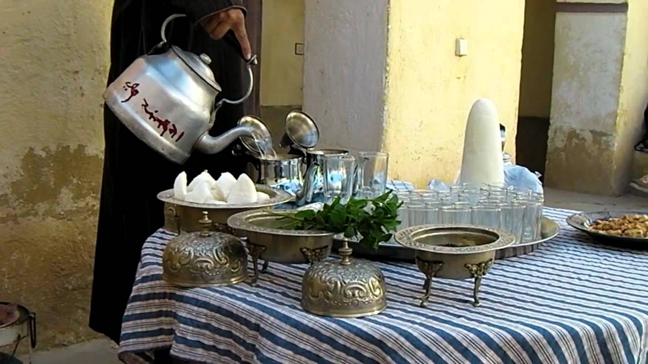 MAROC préparation du Thé Berbères au plateau du Kik.mp4