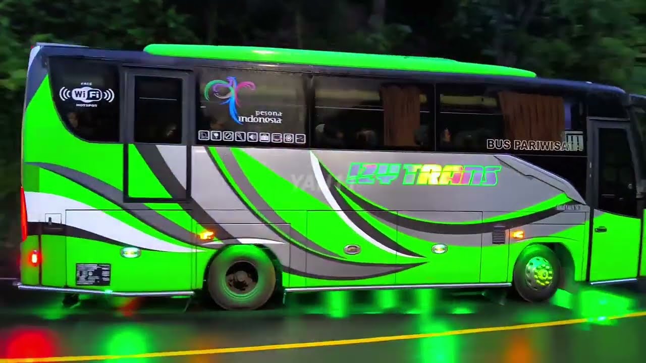 Artis bus telolet saat hujan licin banget