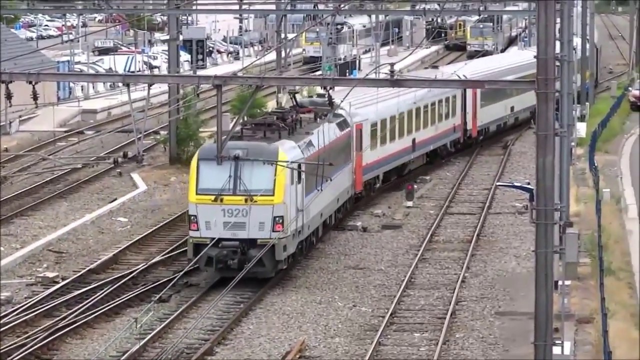 Viel Zugbetrieb am Bahnhof Welkenraedt Belgien. Entspannen Sie sich mit Zügen