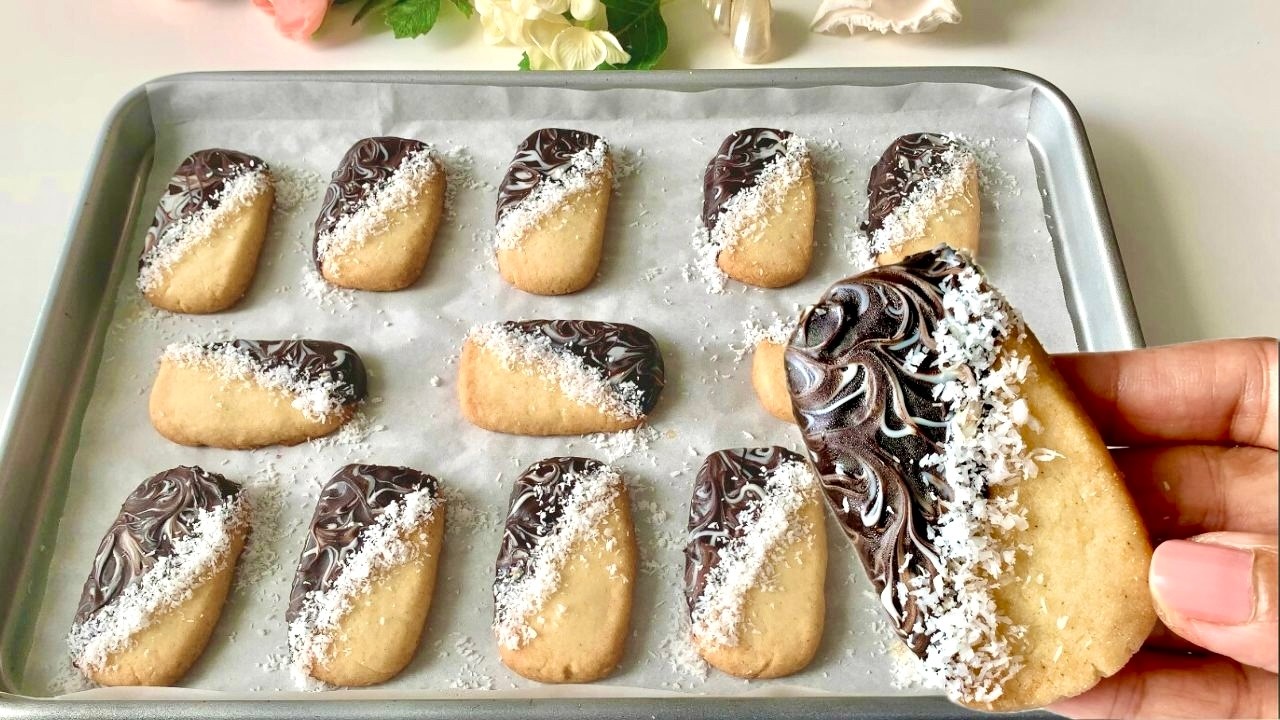 These Coconut Cookies melt in your mouth/easy cookies (in 5 minutes!)