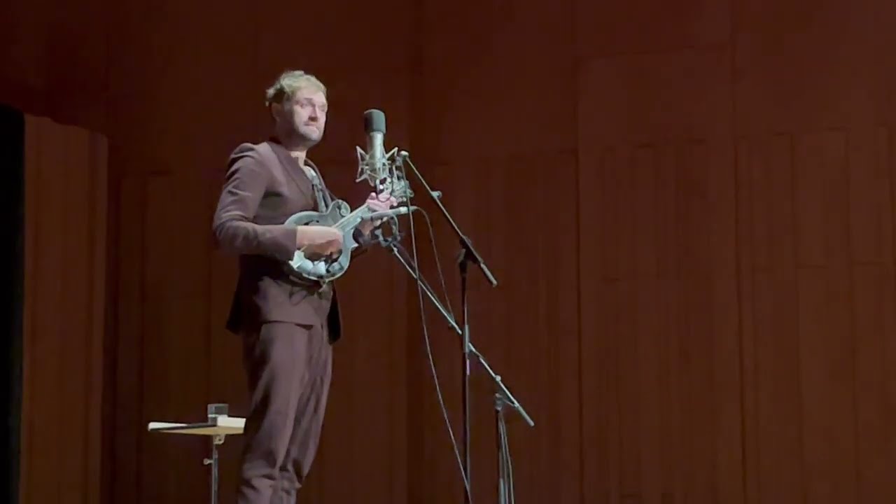 “Hard Times” de Chris Thile (del álbum Thanks for Listening). 22/11/25 Conservatori Liceu Barcelona.
