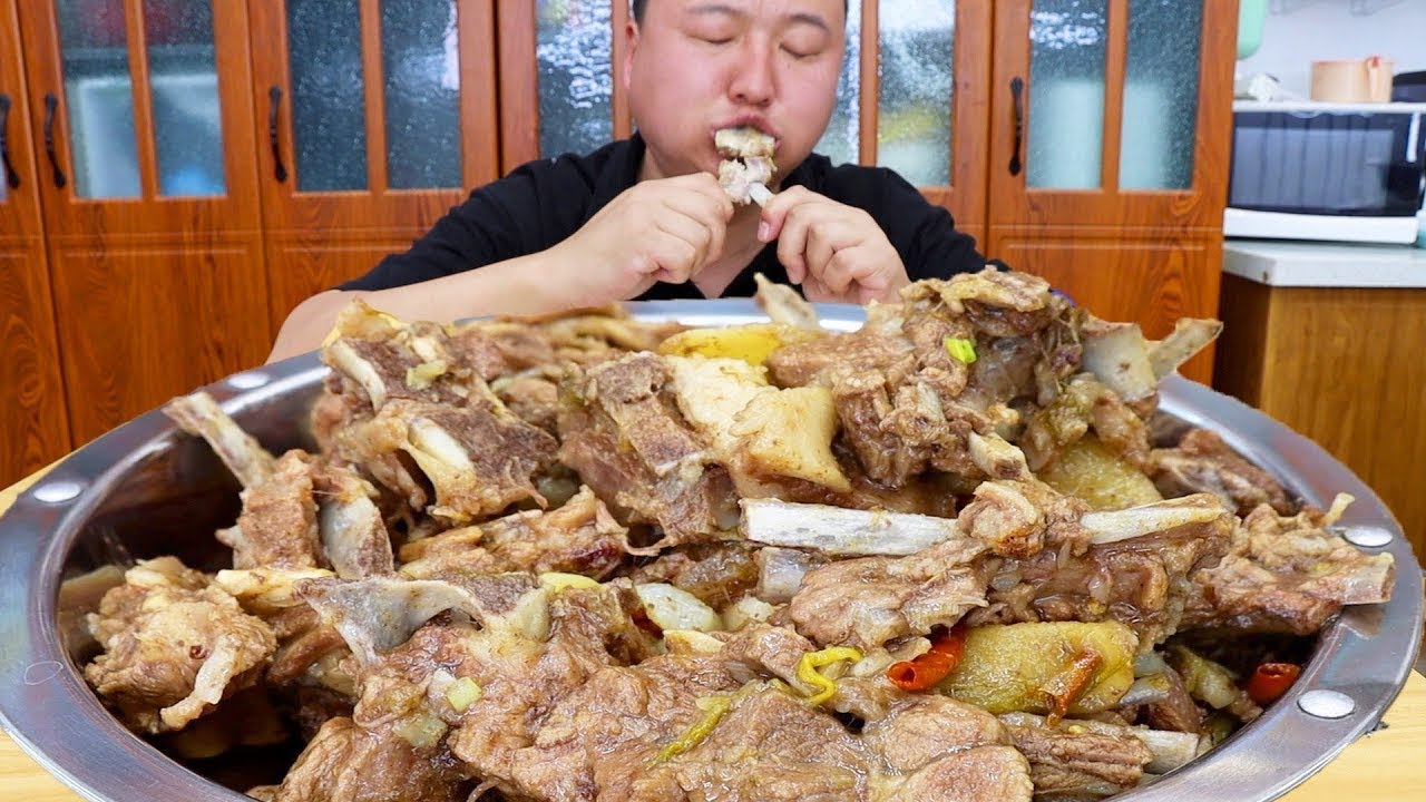 А Цян готовит 