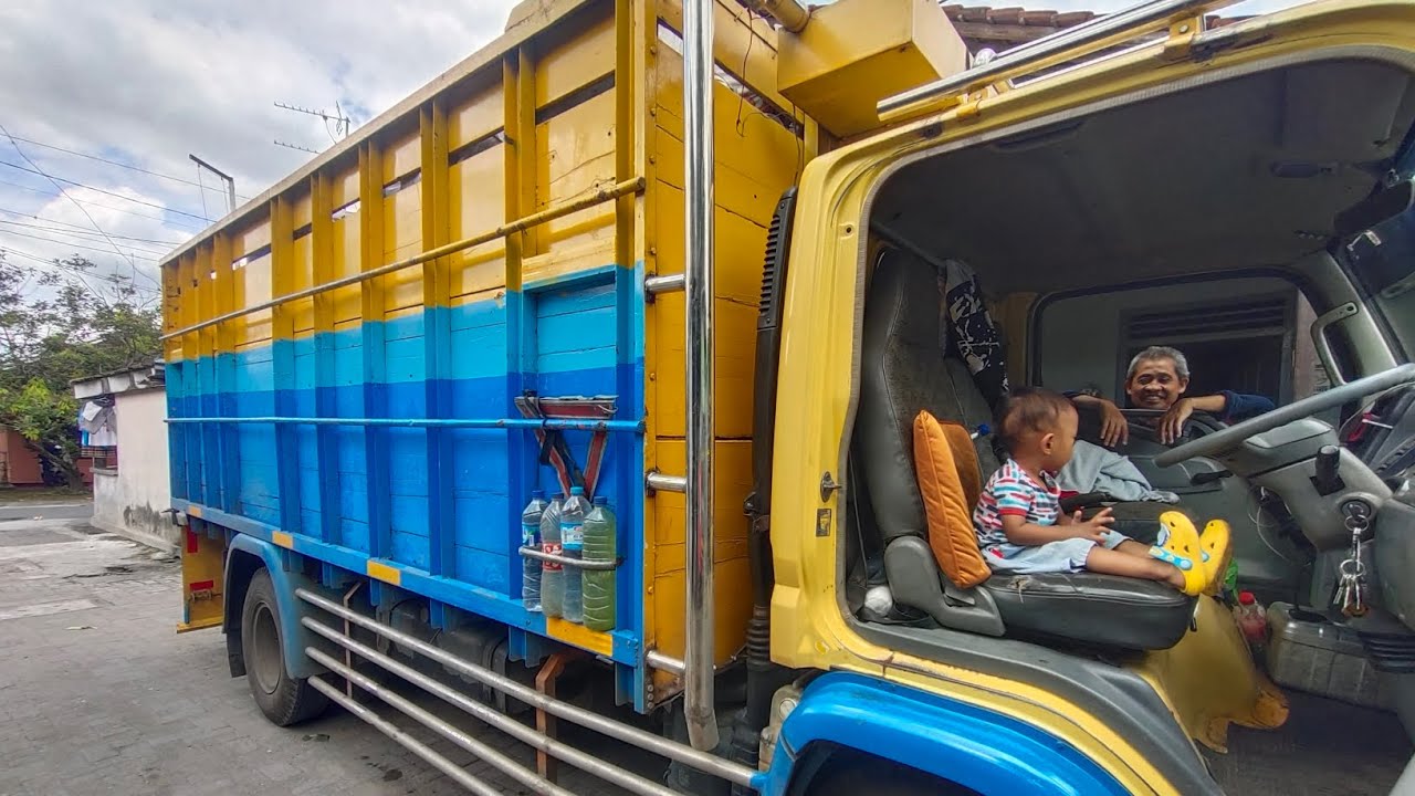 FALISHA | Rei naik mobil truk besar!!