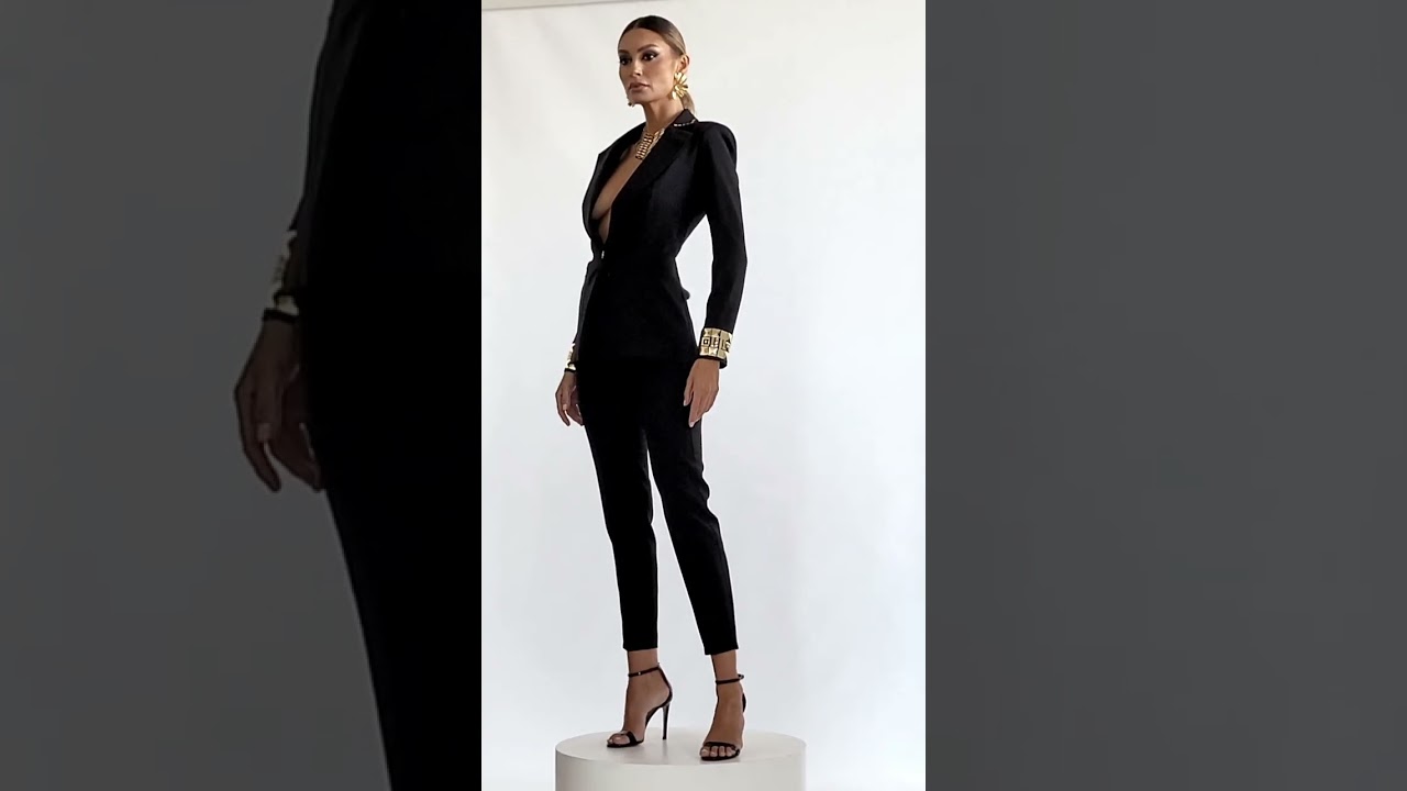 Tailleur giacca e pantaloni con dettagli oro