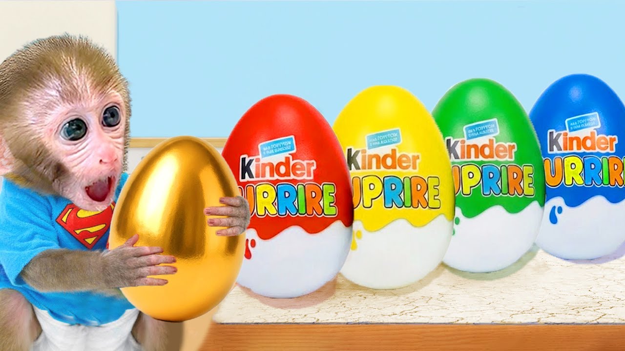La Scimmia Bon Bon Scopre le Uova Kinder Surprise Colorate e Gioca a un Gioco di Corse