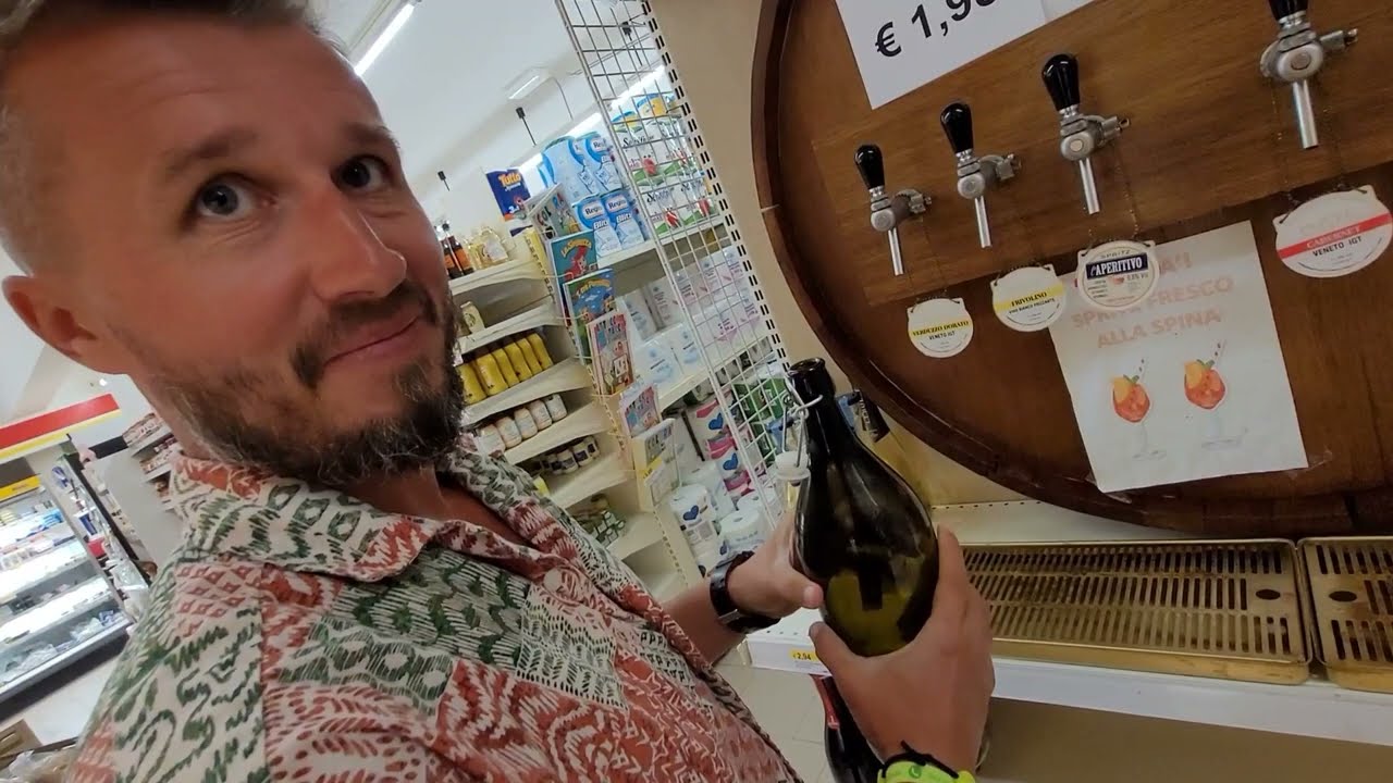Włoski sklep na prowincji - ostatnie zakupy we Włoszech - wino oliwa makarony Caorle Wenecja Włochy