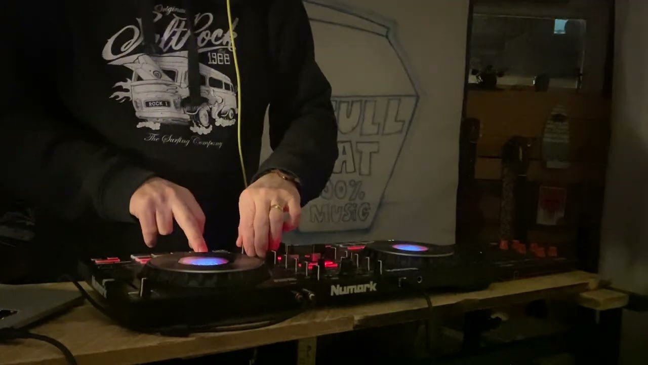 Old skool- techno mix - ordinary human . 