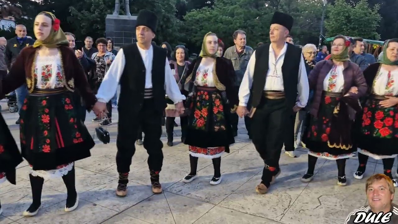DEFILE I KOLO ISPRED BINE GRADSKOG TRGA NEGOTIN, UČESNIKA ZAVRŠNE SMOTRE49.SUSRETI SELA 10 MAJ 2025.