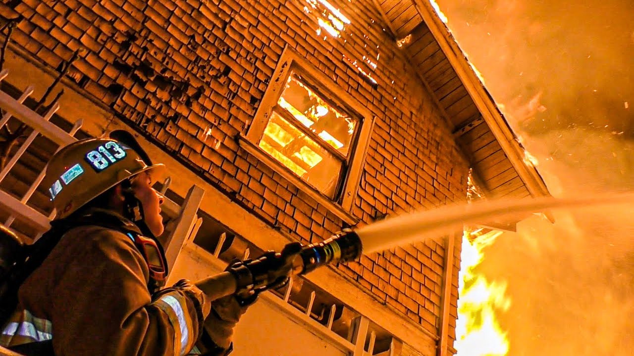 *Early Arrival* LAFD Major Emergency Vacant Craftsman-style House Fire (FS11)
