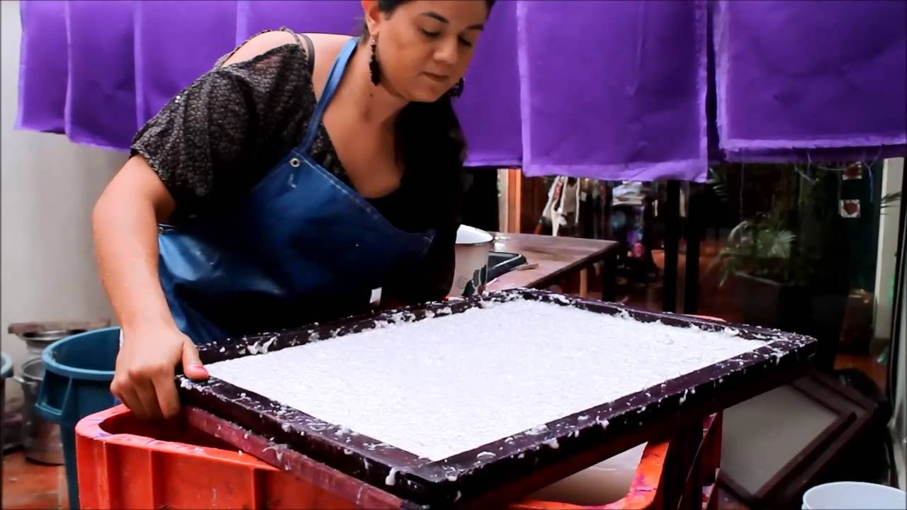 En Tlaquepaque visita el taller de papel reciclado