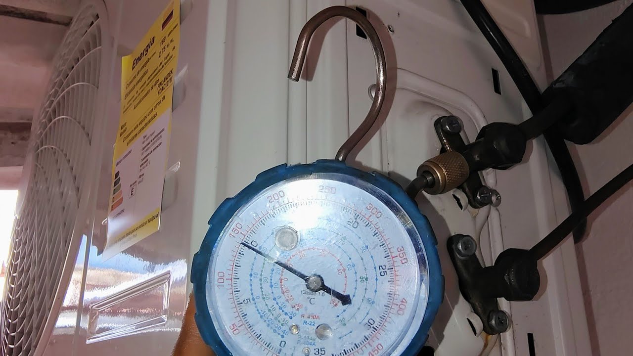 Carga de refrigerante R410A por peso para un aire acondicionado.