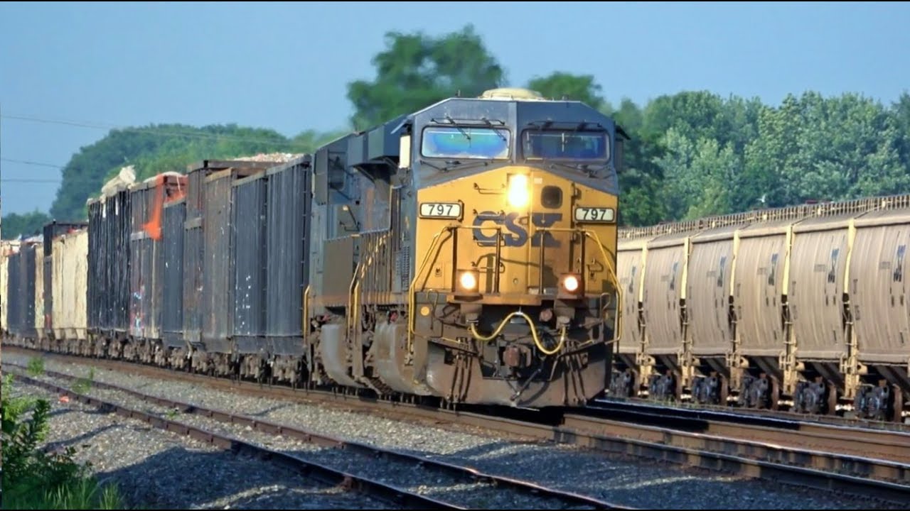 Big CSX Garbage Train Hits The Horn 4K