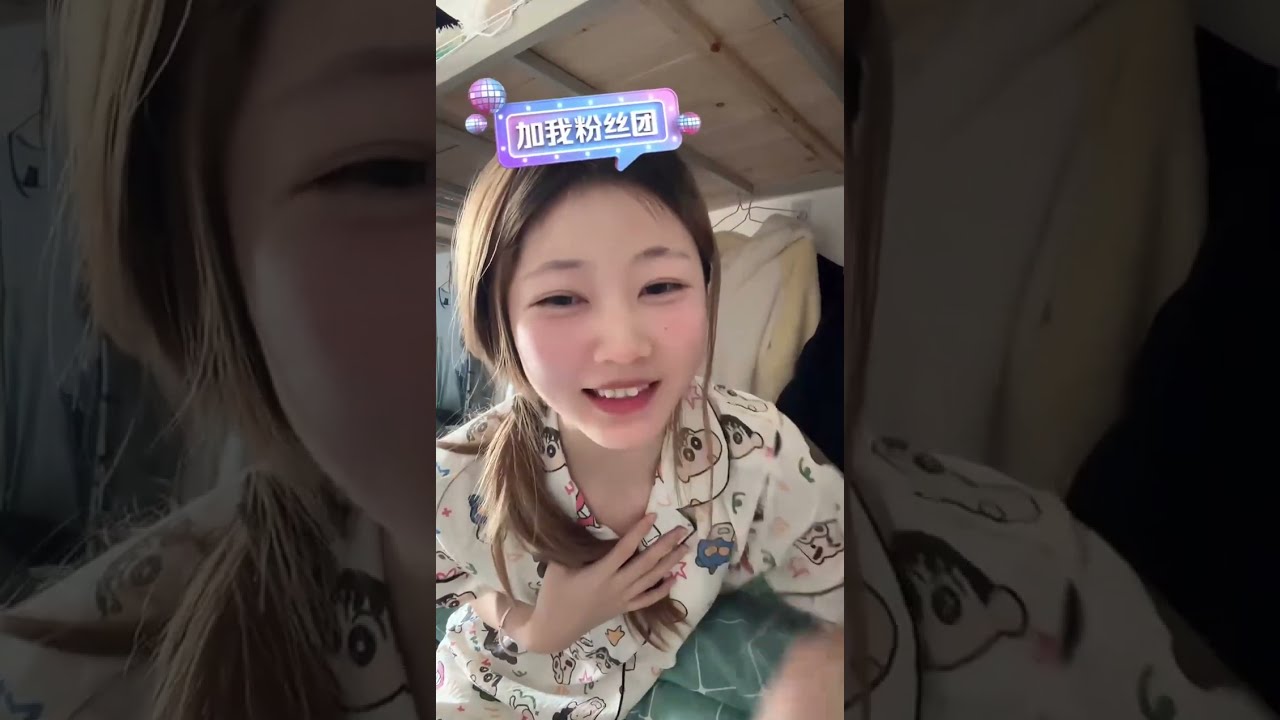 大学妹子在寝室铺床🛏️ (女子大生の寮でベッドメイキング) College Girl Making Bed in Dorm