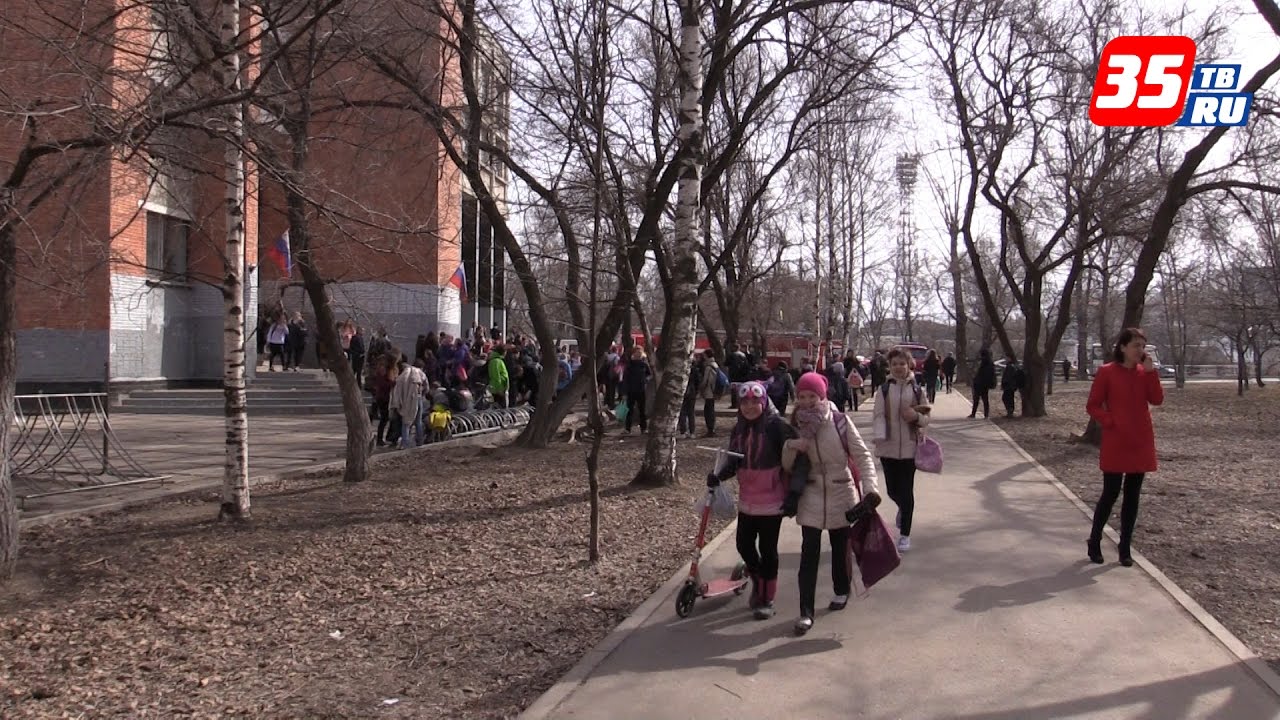 В центре Вологды загорелась школа № 8