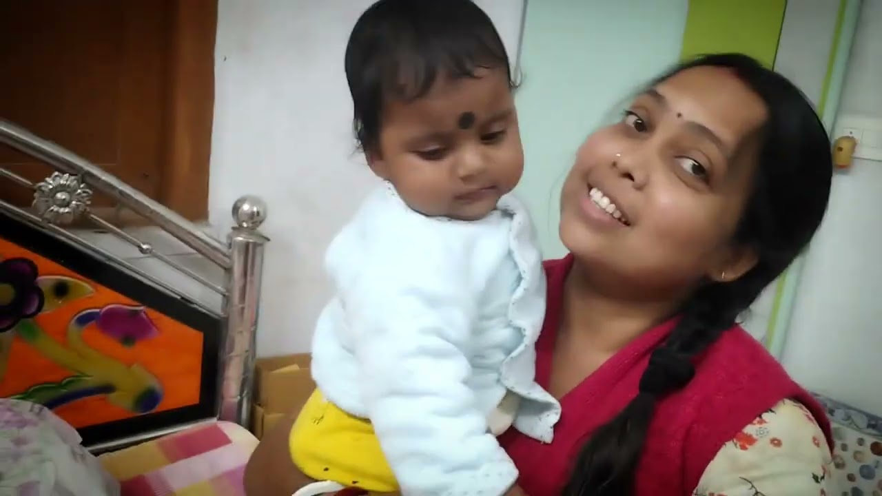 মাম্মা কতো চেষ্টা করছে দেখো নিজের পায়ের আঙ্গুল টা নিজেই খাবে 😅😜😍#vairalvideo #cutebaby 😘🥰❤️