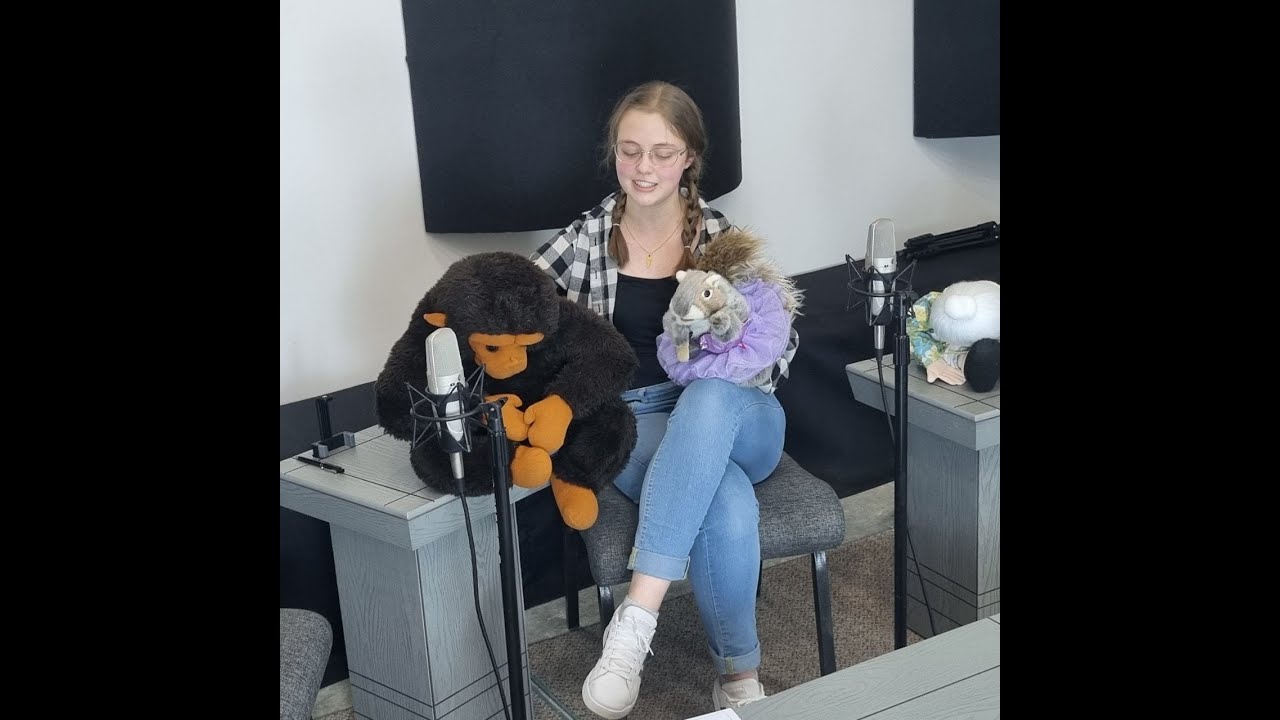 Stefanie Rempel mit ihren plattdeutschen Puppets erzählen Geschichten