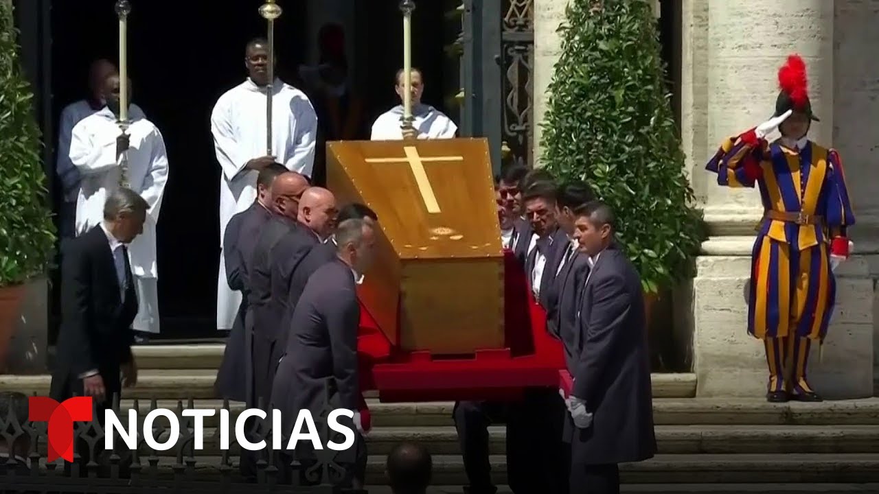 El ataúd del papa es cargado por presos e inmigrantes hasta su última morada | Noticias Telemundo