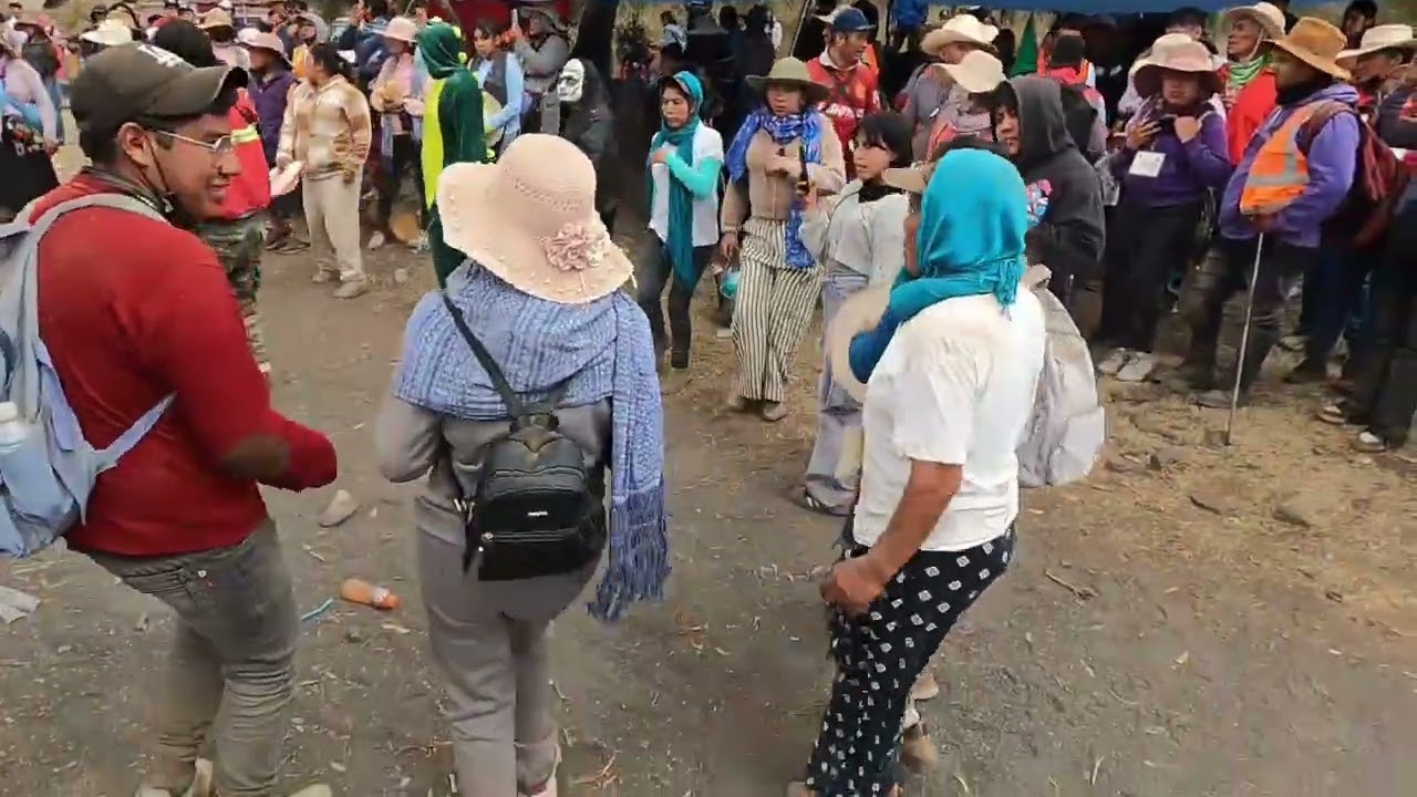 Los peregrinos.bailan en el monte.Antes de llegar a san Pedro arriba 