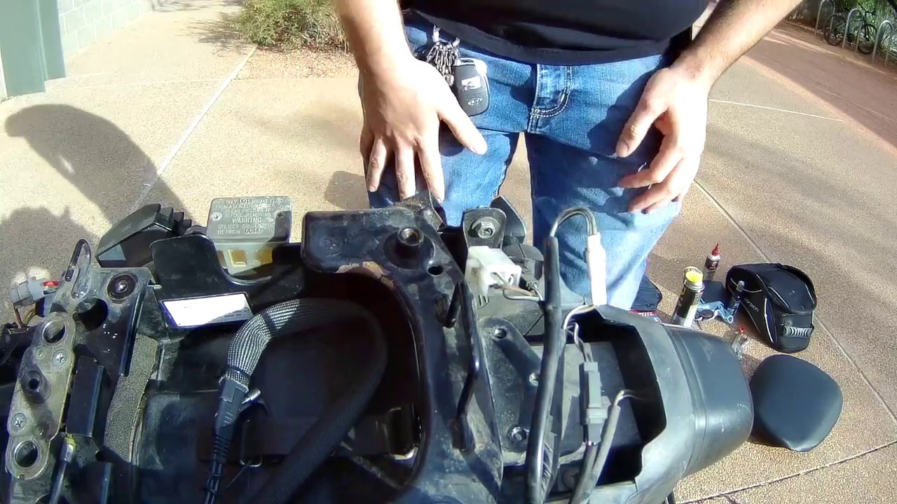 Brake Light and Rear Fender Removal - 2001 sv650s