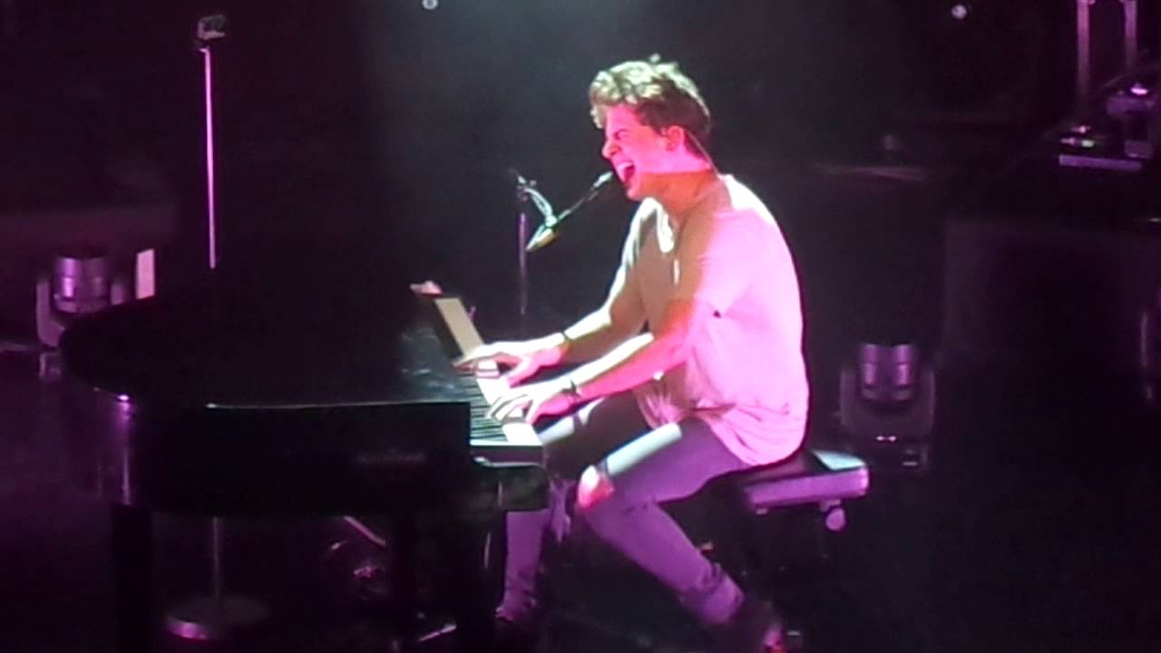 Charlie Puth - Dangerously (live in Paris - 25.05.16)