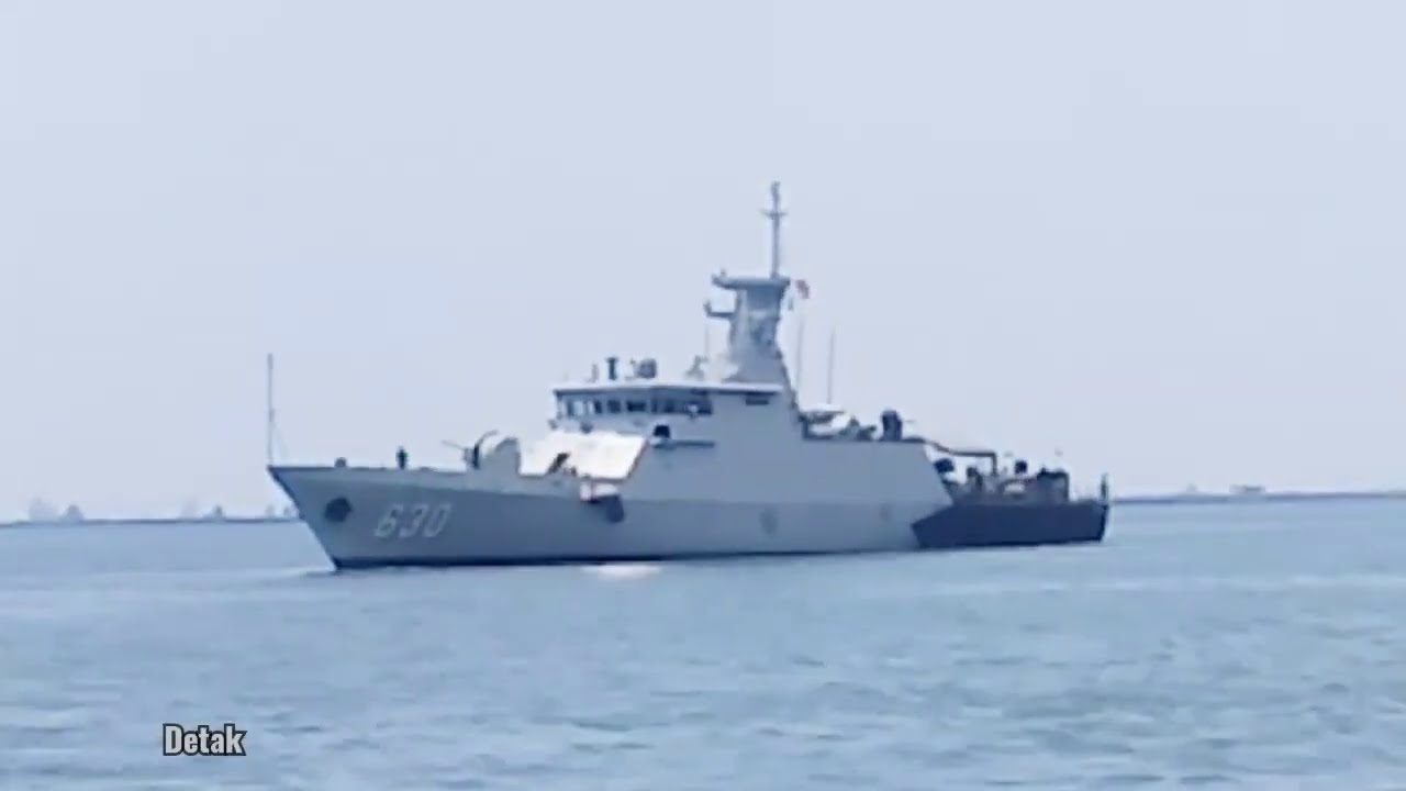 Manuver Kapal Perang KRI HALASAN 630