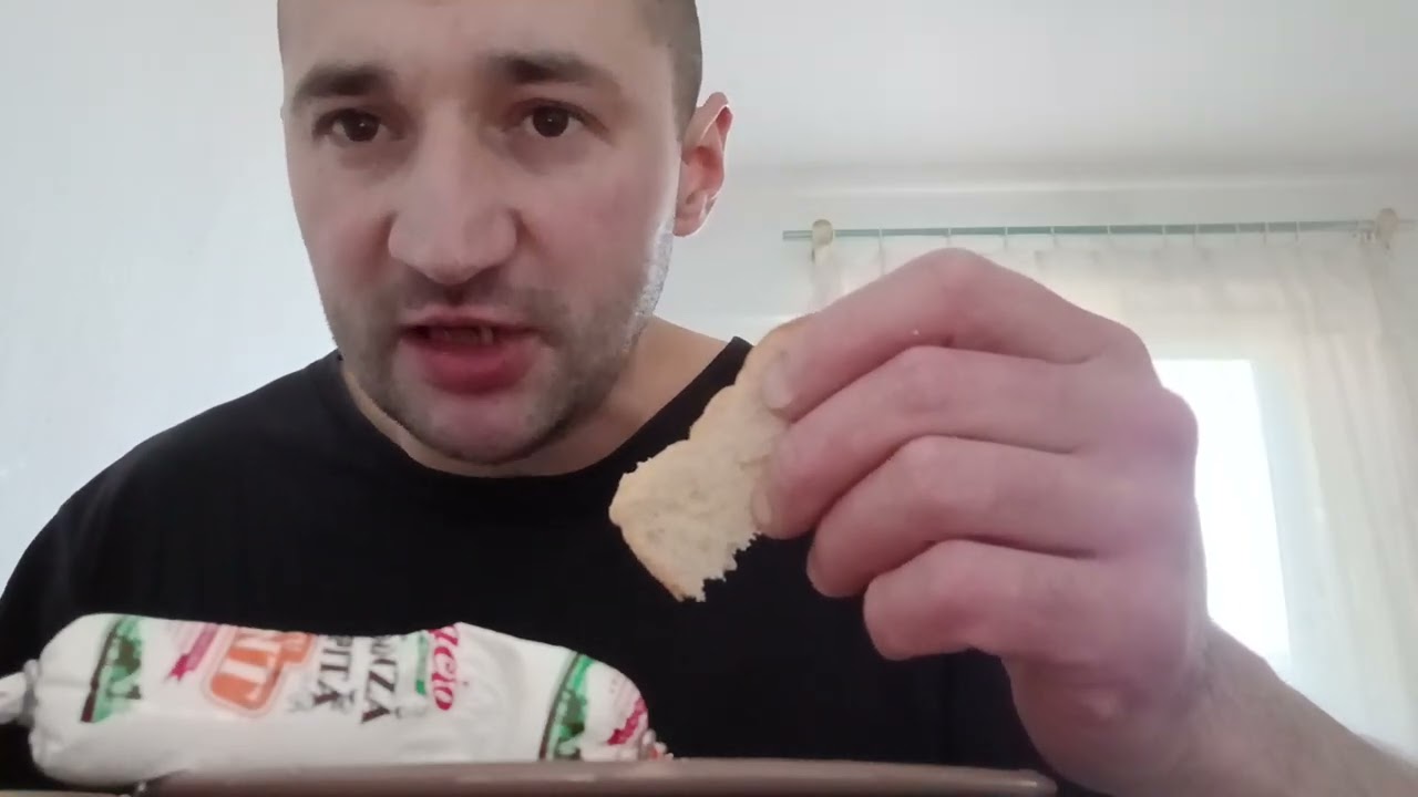 Andrei mănâncă șuncă cu brânză topită  !