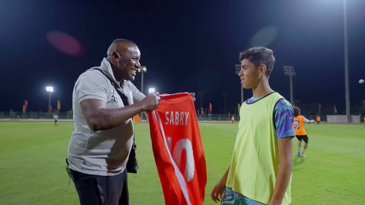 عبد الستار صبري يهدي تيشرت بإسمه للاعب بيحبه جداً