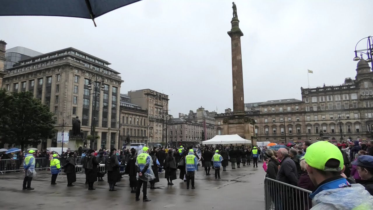 Oor Wullie cheers on The Pipes & Drums