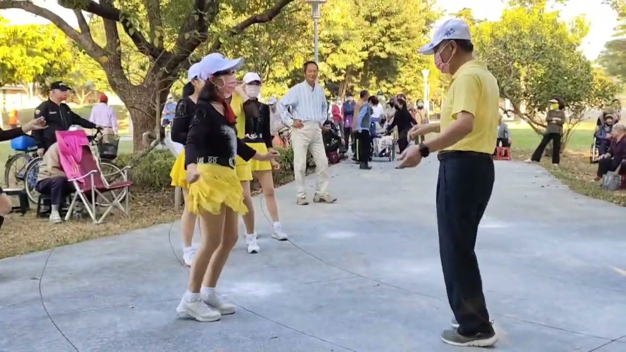 20260118帥榮美嬌歡喜夫妻富哥華妹，衞武營榕樹下紅毛港薩克斯風樂團演奏JIVE DANCE 朱天財帥哥錄影製作！