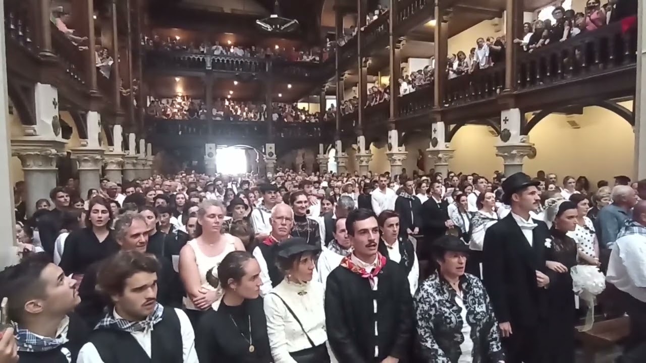 La noce basque est célébrée dans l'église d'Hasparren pour le Lehengo