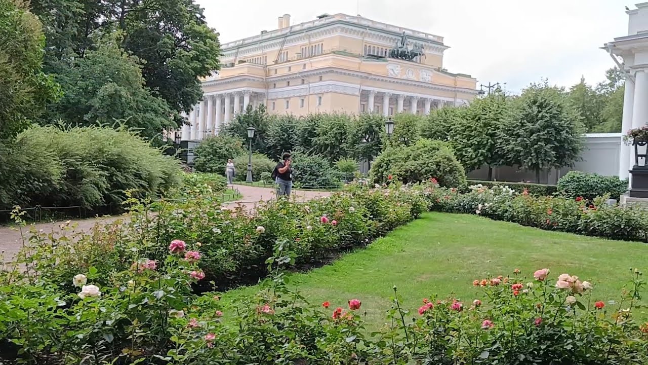 Walking in Saint Petersburg from Gostinka thru Anichkov and Sheremetevsky Gardens then to Vosstaniya