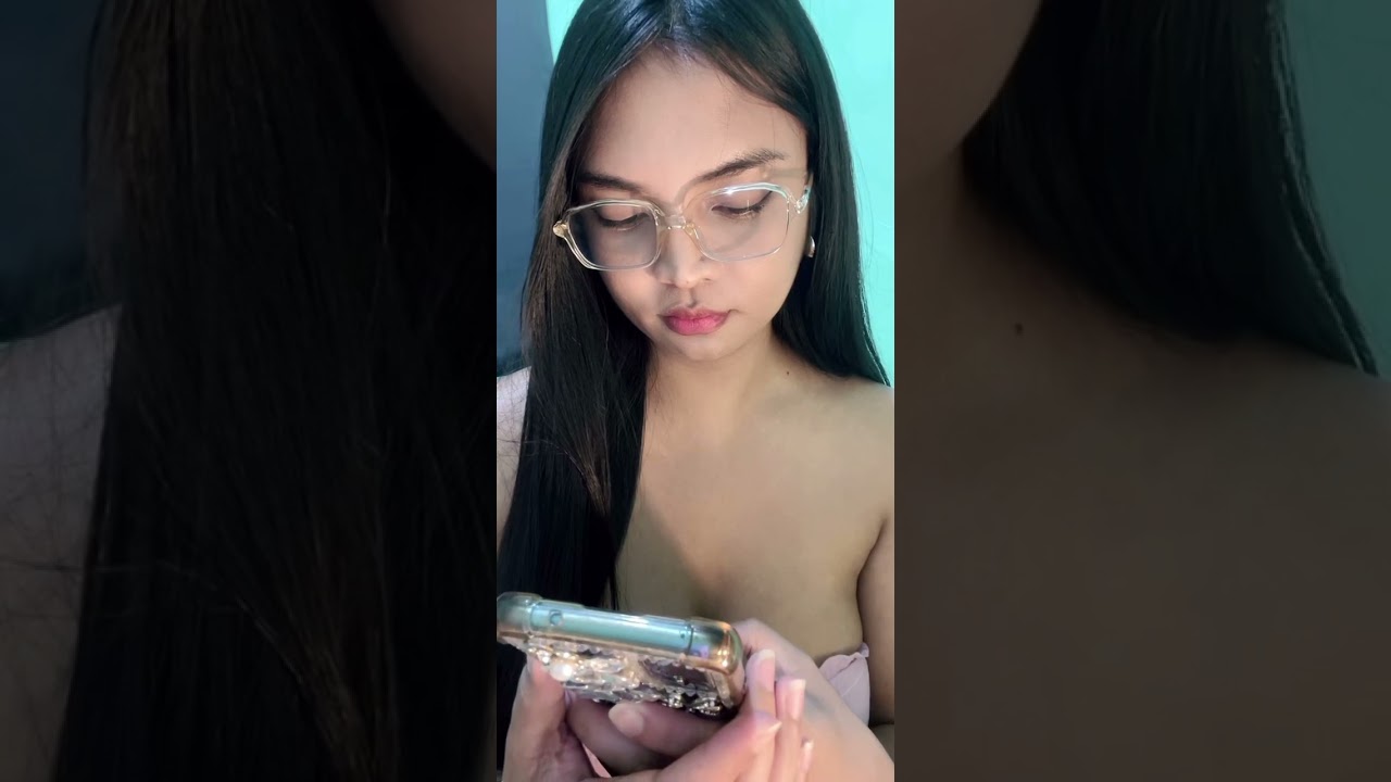 At 2:24 mn Cute girl live forgot turn off mic 😛😛😛