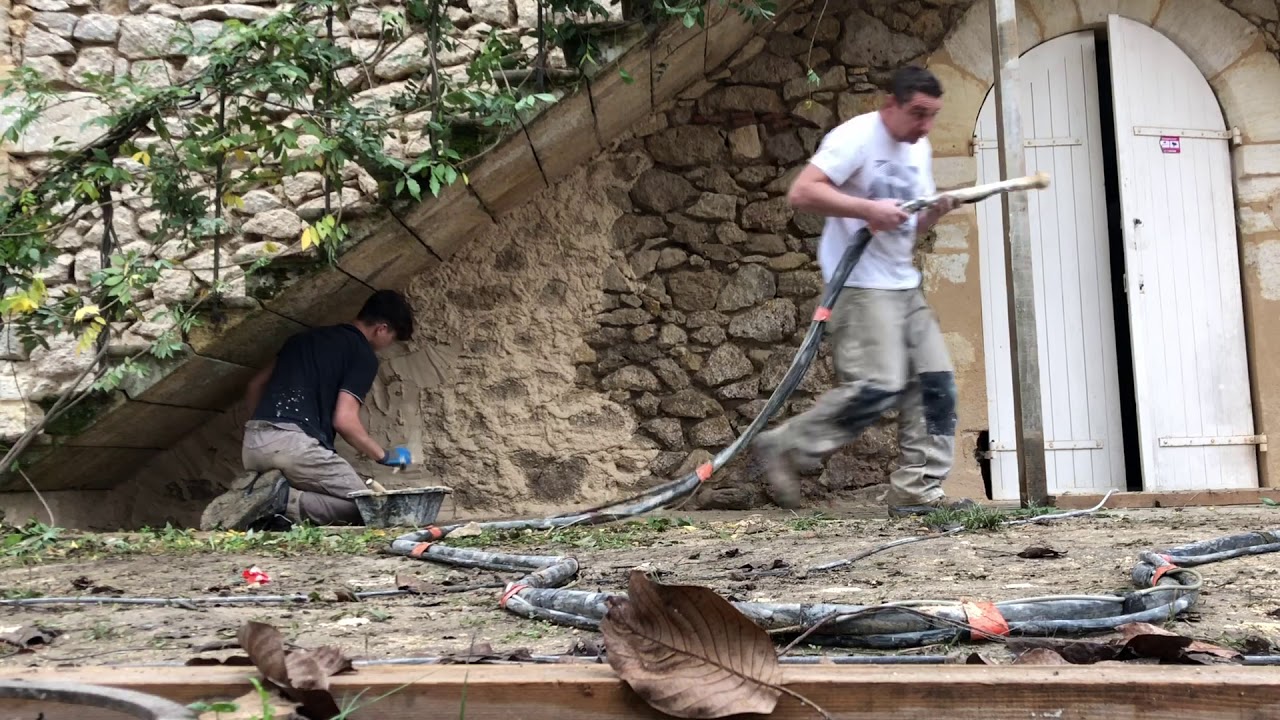 REJOINTOIEMENT ET BROSSAGE D’UNE FAÇADE EN MOELLONS AVEC MACHINE À PROJETER