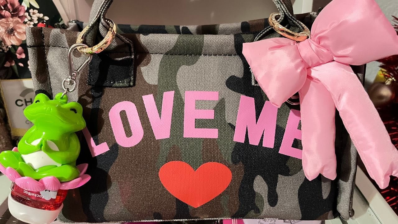 🎀 WHAT'S IN MY BAG| 🐸 SHEIN | CAMO LOVE ME BAG #whatsinmybag #shein #valentinesday