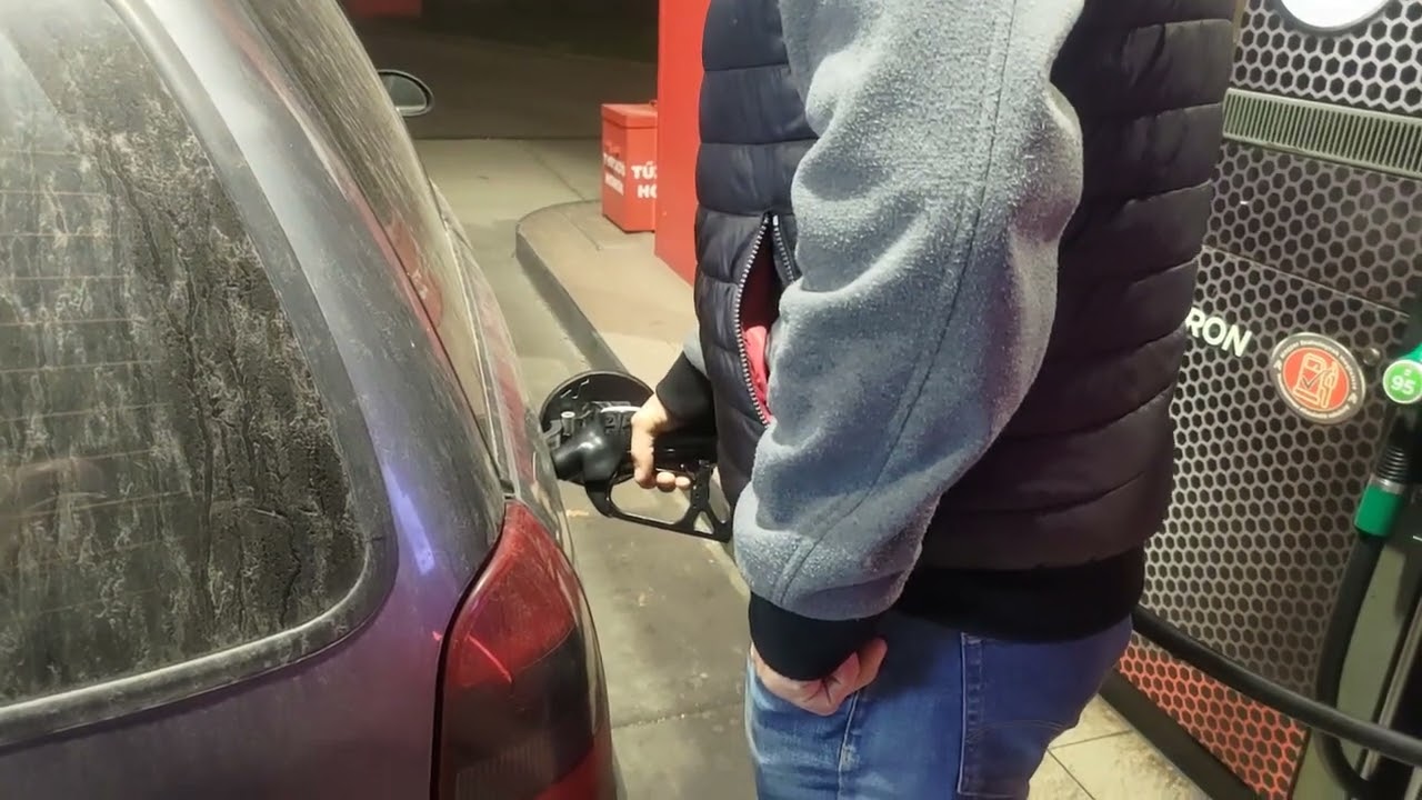 Tankol&aacute;s &ouml;nkiszolg&aacute;l&oacute; benzink&uacute;ton (Refueling at a self-service gas station)