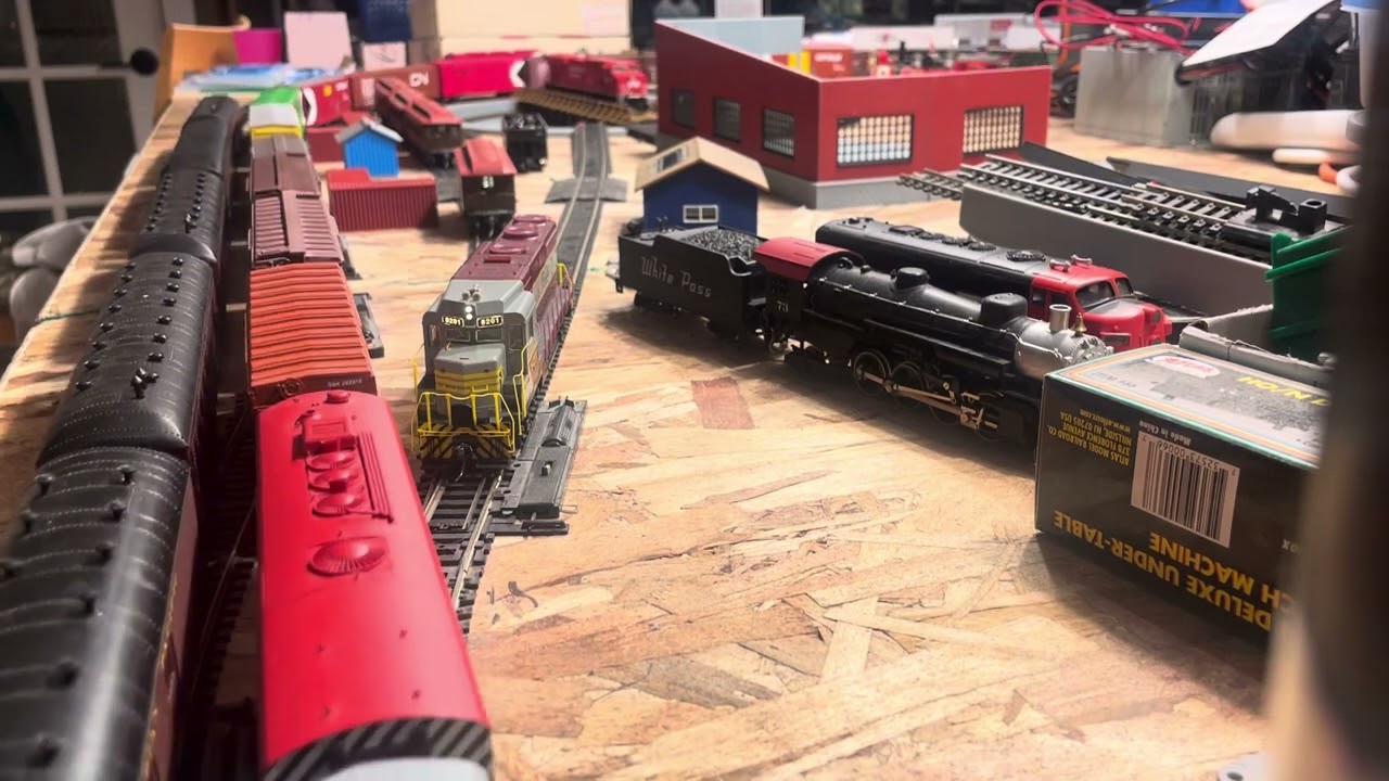 Running trains, new details/keep alives, plus a new custom turntable and new custom roundhouse!