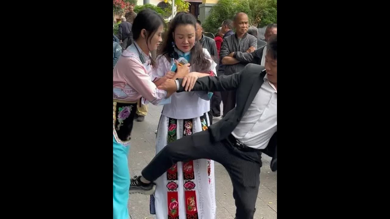 留我孤苦一个人#户外直播现场 #真人真唱 #山歌热门推送 #鱼峰山公园山歌对唱 #民族特色民族文化