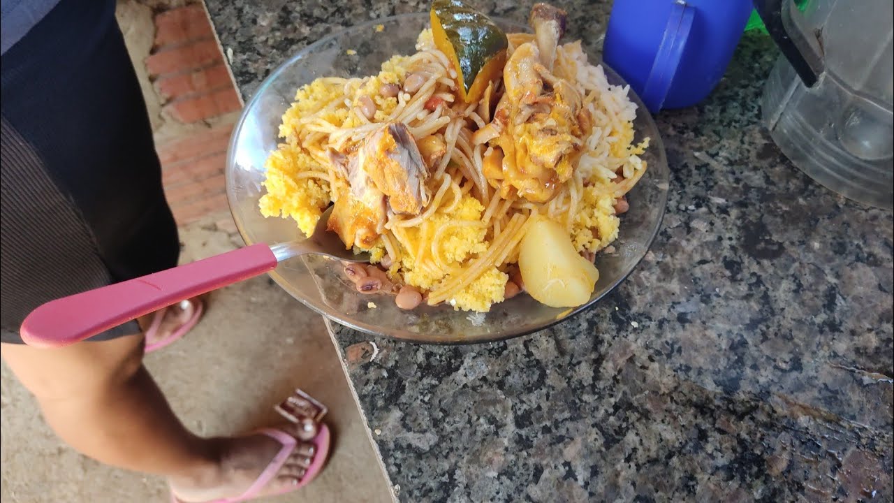 NO ALMOÇO DE HOJE A MISTURA FUI GALINHA GUISADA