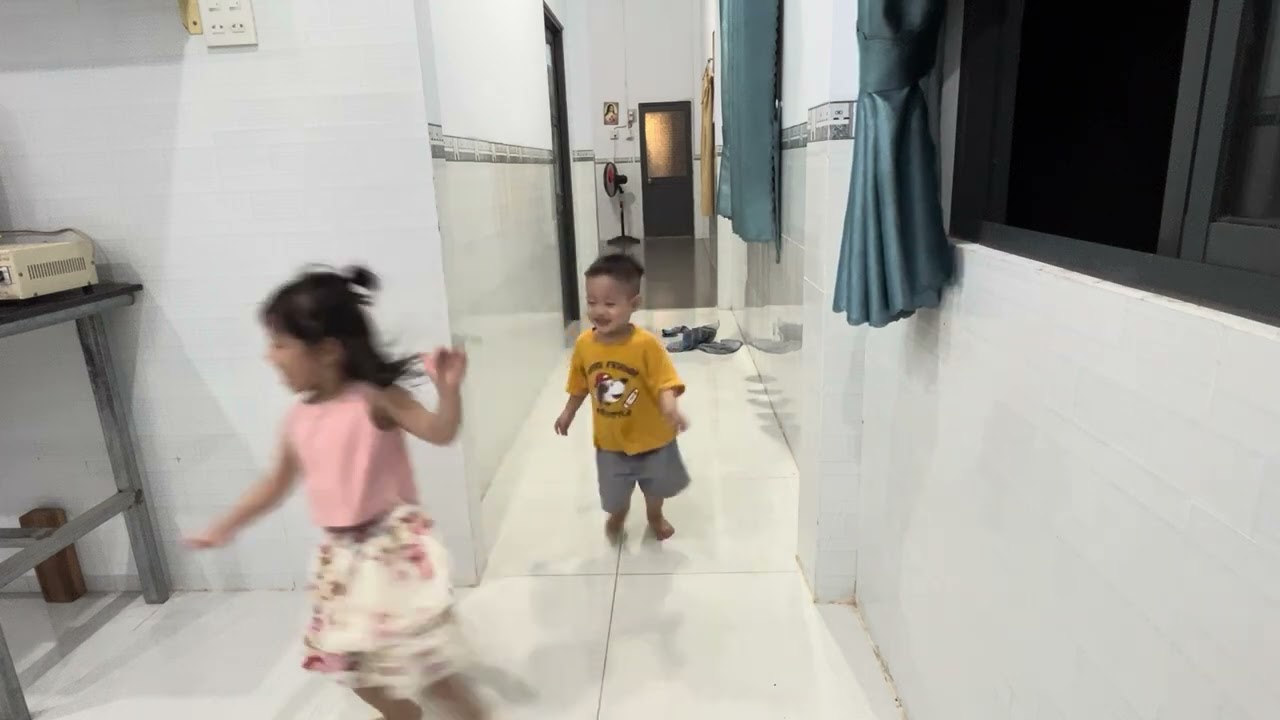 Chơi trốn tìm trước khi đi lễ