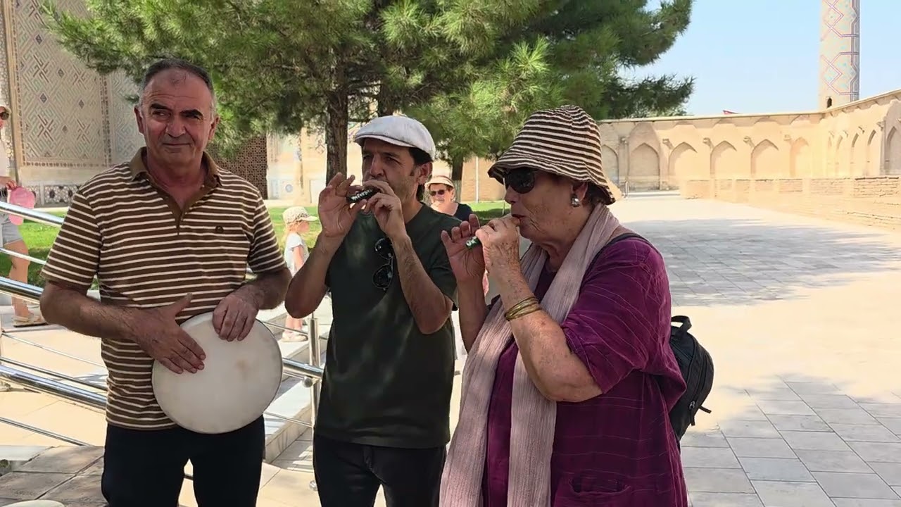 שיח חלילים במתחם ביבי חנום סמרקנד אוזביקסטן, טיול מוזיקלי תרבויות עולמי