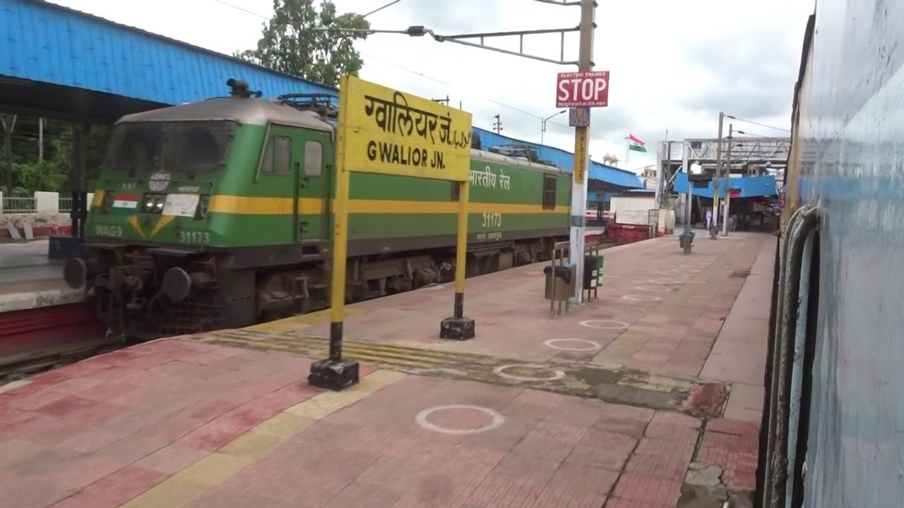 ग्वालियर शहर से निकलकर ग्वालियर जंक्शन पहुंचते हुए मंगला लक्षद्वीप एक्सप्रेस।।